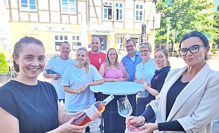 Jacqueline Lewald (Gemeinde Steinhagen) schenkt Maida Ntinos (Steinhäger Häuschen mediterran) einen Rosé ein. Zum Orgateam des Steinhagener Weinmarktes gehören außerdem Ilias Ntinos (h.v.l.), Carina Budzaku (La Fucina), Johannes Kesten (Getränke Kesten), Martina Kordbarlag (Feinkost und Präsente Kordbarlag), Thomas und Annette Uhlemeyer (Uhlemeyer Weine) sowie Luise Strothenke (Sieben-Sachen-Manufaktur). - Jonas Damme