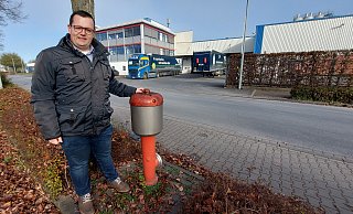 Borgholzhausens Ordnungsamtsleiter Streffen Heidmann steht an der Industriestraße gegenüber der Firma Bostik an einem Oberflurhydranten. Insgesamt gibt es 19 davon im Stadtgebiet. - Claus Meyer