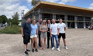 Die Richtkränze sind auf dem Firmendach – Bauherr und Unternehmer Mario Taake (v. l.), Lebensgefährtin Stefanie Schmidt-Kaehler, Philip Cosfeld und Carina Bentfeld als Vertreter der jeweiligen Nachbarschaften, Zimmermann Mike Flethe, Mitarbeiter Tjark Flethe und Junior Levin Taake. - Tasja Klusmeyer