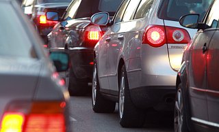 Nach einem Unfall auf der A33 staute sich der Verkehr. Nun ist die Fahrbahn wieder frei. - picture alliance / dpa