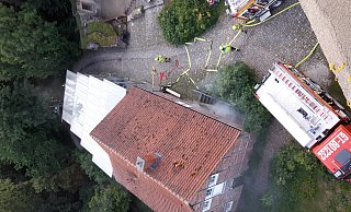 Mit 20 Einsatzkräften übte der Löschzug Bahnhof auf der Burg Ravensberg den Ernstfall. Das Foto – vom Turm aus aufgenommen – zeigt die beengten Verhältnisse. - Jürgen Upmeyer