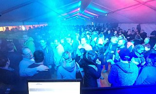 Zur Kirmes in Versmold gehört auch die Zeltparty. DJ Dirk Tabor legt traditionell am Freitagabend auf. - Dirk Tabor