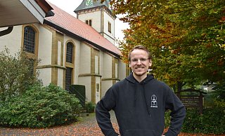 Pfarrer Andreas Hoenemann trat am 1. April 2022 seinen Dienst in der Brockhagener St. Georgskirche an. Gerade packt er seine Umzugskartons. Ihn zieht es ins Siegerland. - Birgit Nolte