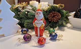 Die Ähnlichkeit der Moser-Roth-Weihnachtskugeln (blau, hinten links) zu den seit 1969 vertriebenen Lindor-Kugeln von Lindt-Sprüngli (rot, vorne) hat nun ein Schweizer Gericht beschäftigt. Zu dem Urteil würde der Storck-Weihnachtsmann wohl nicht "Merci" sagen. - Uwe Pollmeier