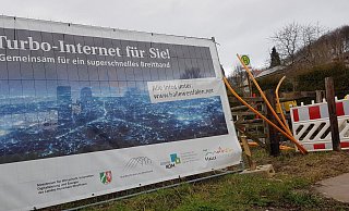 Schnelles Internet in Eggeberg, Baustelle vor der Alten Schule - Uwe Pollmeier