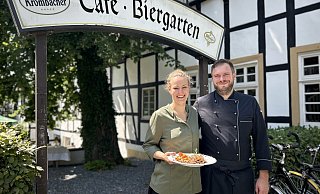 Hannah Schmiderer und ihr Verlobter Andre Bülter haben sich in Österreich während ihrer Ausbildung kennengelernt. Gemeinsam haben sie das kulinarische Angebot des Gasthofs Tatenhausen wiederbelebt. - Tobias Barrelmeyer
