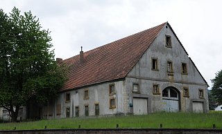 Bauunternehmer Ralf Krahner hat mit dem Hof Overbeck Großes vor. Das historische Gebäude soll von Grund auf saniert und mit zunächst fünf Wohnungen ausgebaut werden, dazu entstehen auf der südwestlichen, von der Bielefelder Straße abgewandten Seite vier Reihenhäuser und ein Doppelhaus. Zusätzlich läuft eine Bauvoranfrage für vier weitere Reihenhäuser. Foto: Anja Hanneforth - Anja Hanneforth