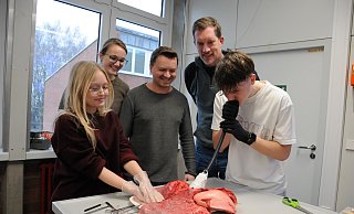 Schülerin Jade Robbins (v.l.), die Lehrer Marie Laakmann und Lukas Kahlert sowie Schulleiter Matthias Geukes schauen interessiert dabei zu, wie Jakob Marten eine Schweinelunge aufpustet, um deren Funktion zu demonstrieren. Der Kurs "Sezieren" in der Projektwoche geht den Dingen auf den Grund. - Marc Uthmann