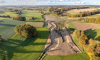 Bis zum vergangenen Sommer floss die Warmenau schnurgerade durch das Gelände in Rotenhagen. Dank der Firma Storck wurde sie von 180 auf 760 Meter verlängert und führt jetzt, wie das Luftbild vom Herbst zeigt, in weiten Schleifen offen durch die Landschaft. - Ulrich Fälker