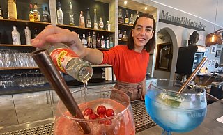Ob mit oder ohne Alkohol – die Sommergetränke 2021 lassen sich mit originellen Eiswürfeln aufpeppen. Sabrina Schüler hat Gin-Tonic-Variationen gemixt, in denen die Eiswürfel der nächsten Generation schwimmen. - Frank Jasper
