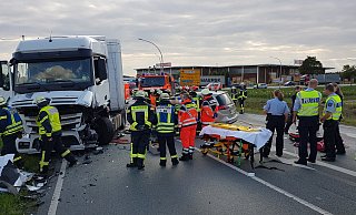 Ein 83-jähriger Opelfahrer aus Marburg ist gestern frontal in einen litauischen Lastwagen gekracht. Die Straße musste etwa Stunden lang komplett gesperrt werden. - Uwe Pollmeier