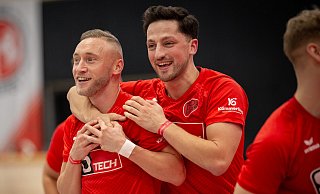 Gerrit Weinreich (l.) und Timur Rieger gewannen im Vorjahr mit dem SC Peckeloh den Haller-Kreisblatt-Cup zum vierten Mal in Folge. Auch in 2024 geht der Fußball-Westfalenligist als Topfavorit an den Start. - Nico Seifert