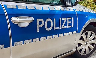 Ein Streifenwagen der Polizei: Ein 19-jähriger Motorradfahrer wurde nach einer kurzen Flucht gestellt, als der Tank seiner Suzuki leer war. - Pixabay