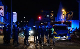 In der Silvesternacht haben Polizei und Feuerwehr alle Hände voll zu tun. An der Heeper Straße nehmen Polizisten zwei Männer fest. - Paul Brinkmann