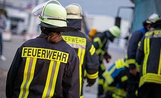 Die Einsatzkräfte der Freiwilligen Feuerwehr werden am Montagabend in die Waldbadstraße nach Steinhagen gerufen. - Niklas Tüns