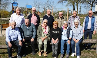 60 Jahre nach der Schulentlassung treffen sich Udo Träbert (v., v. l.), Wolfgang Bille, Renate Haverkamp, Gudrun Bogatz, Christa Remet, Margret Tomik und Horst Grube (h., v. l.), Heinz-Dieter Dieckmann, Heinz Sauer, Harald Fricke, Hugo Schönberg und Hans-Werner Bohle. Foto: Rita Sprick. - Rita Sprick
