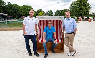 Sven Rabaschus (v. l.), David Zepke und Michael Meyer-Hermann freuen sich auf entspannte Freibad-Stunden. Am Samstag ist in Versmold Eröffnung. - Andre Schneider