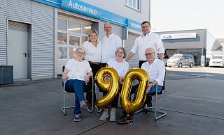 Familienfoto am Stammhaus: Ursula Quakernack, Nicole und Oliver Quakernack, Bärbel und Uwe Quakernack sowie André Quakernack sind stolz auf 90 Jahre Unternehmensgeschichte in Versmold. - Autohaus Hagemeier