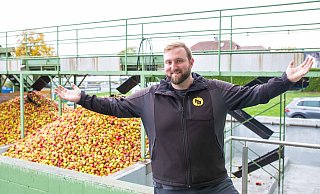 Niclas Barteldrees und sein Team können sich in diesem Jahr vor Äpfeln kaum retten. - Andre Schneider