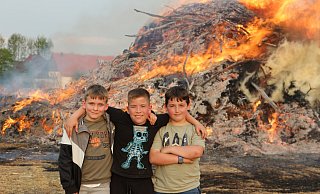 Osterfeuer in Hörste: Auch im Haller Ortsteil Hörste strömten die Menschen ans Feuer und hatten viel Spaß. - Simone Pomikalek