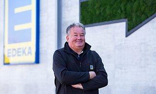 Olaf Farthmann spricht über die Zukunft des Edeka-Marktes in Versmold. Die Fassade hat jüngst ein Facelift erhalten. - Andre Schneider