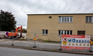 Bis vor ein paar Wochen prägte das Menzi-Gebäude einen Teil der Sandortstraße. Auf der Industriebrache entstehen Wohnhäuser. Doch es gibt Hürden und Verstöße gegen Gesetze. - Andre Schneider