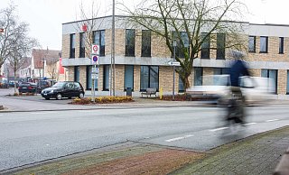 Keine besonders breite Fahrbahn, Einmündung zur Innenstadt, der rot markierte Radweg geht auf die Fahrbahn über - da wird es schnell unübersichtlich. - Andre Schneider