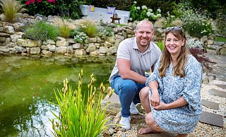 Jana und Lutz Hermanns haben in ihrem Bielefelder Garten einen Schwimmteich angelegt. - Barbara Franke