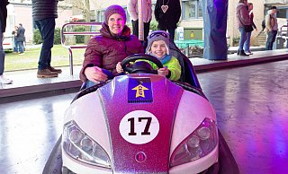 Soll der Autoscooter in Versmold traditionell im Februar oder lieber erst im März fahren? Die Meinungen gehen auseinander. Christina Uthmanns Meinung ist klar - aus einem besonderen Grund. Sohn Jonathan freut sich auf das Fest. - Andre Schneider