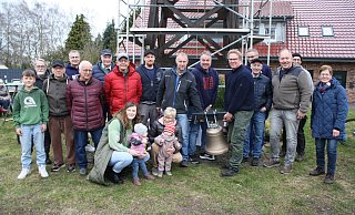 Die Glocke präsentiert sich ebenso wie der Glockenturm nach der Restaurierung. Zur kleinen Feierlichkeit treffen sich die Familien der Glockenbauern und Gäste. - Rita Sprick