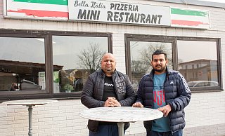 Shahzad Hussain (l.) und Sohn Shazaib betreiben künftig das Mini-Restaurant nahe Versmolds ehemaliger Diso. - Andre Schneider