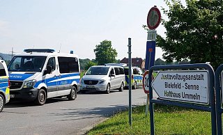 Aus dem hafthaus Ummeln der JVA Bielefeld-Senne ist am Dienstagmorgen ein Gefangener ausgebrochen. Die Polizei ist mit einem Großaufgebot im Einsatz. - Paul Brinkmann