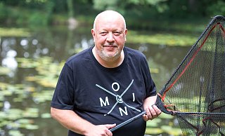 Versmolds SPD-Bürgermeister-Kandidat Lars Lehmann ist begeisterter Angler. Für ihn ist der schonende Umgang mit der Natur wichtig. - Andre Schneider