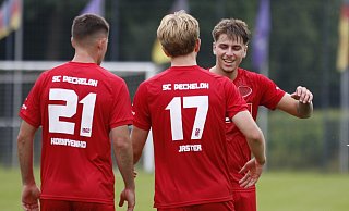 Leandro Ricker Rasteiro (M.) beglückwünscht Finn Jaster (Nr. 17) zu seinem Treffer. - Timo Kirchhoff/SC Peckeloh