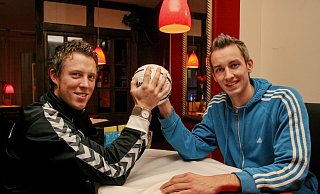 Lars Deppe (l.) und Johnny Dähne beim Kräftemessen vor dem Oberliga-Derby zwischen Brockhagen und der Bielefelder TSG im Jahr 2008. - Gunnar Feicht