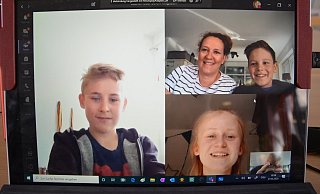 "Teams" heißt die Online-Plattform auf der sich die Schüler Ole, Tom mit seiner Mutter Sybille und Charlotte per Video sehen und hören können. So kann sie ihre Lehrerin Stefanie Goedtke kontaktlos unterrichten. - Ekkehard Hufendiek