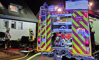 Feuerwehreinsatz in Borgholzhausen: Einsatzkräfte bringen den nächtlichen Brand schnell unter Kontrolle. - Feuerwehr Borgholzhausen