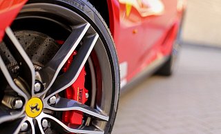 Ein Ferrari und ein Mercedes GLE kollidierten auf der A33. - Pixabay