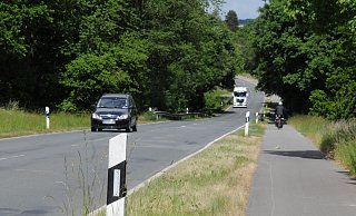 Die Rotenhagener und im weiteren Verlauf die Langenheider Straße wurden in den vergangenen Jahren immer wieder geflickt. Nun sollen sie auf einer Länge von zusammen fünf Kilometern saniert werden. - Anja Hanneforth