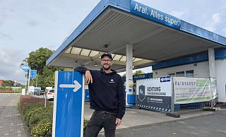 Eigentümer Carsten Niederwahrenbrock an der Aral-Tankstelle in Steinhagen. Der Sprit fließt trotz der Bauarbeiten im Shop weiter. - Frank Jasper