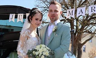 Angelique und ihr frisch angetraute Bräutigam Alexander Gonstein kommen der Aufforderung der Hochzeitsgesellschaft zum Kuss gerne nach. Im Anschluss gibt es noch Erinnerungsfotos. - Ulrike von Brevern