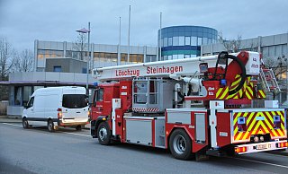 Die Feuerwehr am Werkseingang. - Frank Jasper