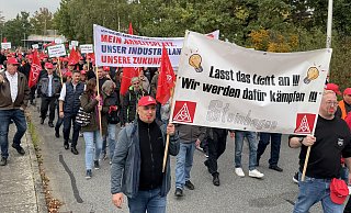 Mehr als 200 Demonstranten machten sich nach der Schaeffler-Betriebsversammlung auf den Weg. - Frank Jasper