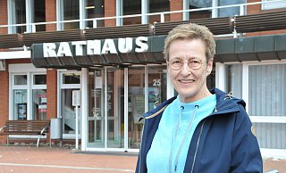 48 Jahre war das Steinhagener Rathaus mit Unterbrechung der Arbeitsplatz von Ellen Strothenke. Jetzt verabschiedet sie sich in den Ruhestand. - Frank Jasper