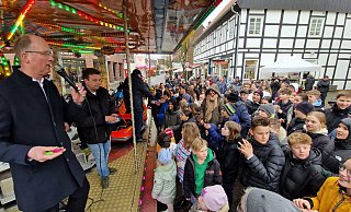 Zur Eröffnung der Kirmes "Halle blüht auf" werfen Bürgermeister Thomas Tappe, die schausteller Klaus Rasch und Bernd Tovar sowie HIW-Vorsitzender Dieter Büsselberg Freifahrtchips ins Publikum. - Uwe Pollmeier