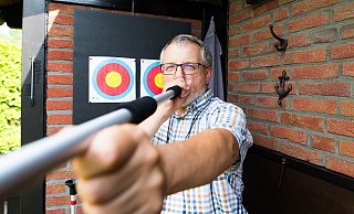 Franz-Josef Moschner will Blasrohrschießen im Versmolder Schützenverein bekannt machen. - Andre Schneider