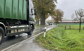 Der Lkw-Verkehr hat der Casumer Straße (K23) in Hesselteich ordentlich zugesetzt. Die Verbindungsstraße zur A33 muss deshalb saniert werden. - Tasja Klusmeyer