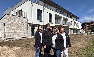 Jaqueline Elschner (Teamleitung Wohngemeinschaften der Versmolder Diakonie, v.l.), Yvonne Seefeld (Teamleitung WG Bockhorst), ihre Stellvertreterin Daniela Meier und Maria Seete (Pflegedienstleitung der Wohngemeinschaften) freuen sich, bald das neue Angebot im Versmolder Ortsteil der Öffentlichkeit vorzustellen und die ersten Bewohner begrüßen zu können. - Tasja Klusmeyer