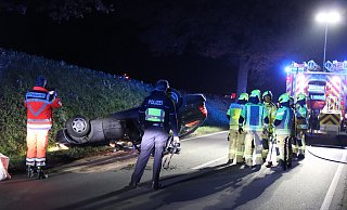 Ein Mercedes landete am Samstagabend bei dem Versuch, einem Reh auszuweichen, auf dem Dach. - Alexander Heim