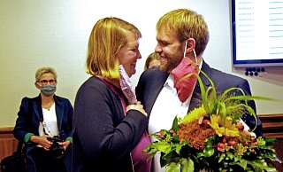 Ob es dieses Bild von 2020 in diesem September erneut geben wird? Hier freut sich Wiebke Esdar mit ihrem Mann über die erfolgreiche Wahl zum Bürgermeister von Werther. Im Hintergrund Lemmens Vorgängerin Marion Weike. - Claus Meyer